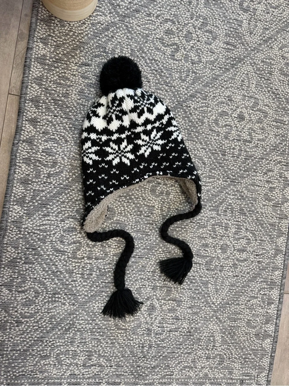 Peruvian-style winter hat features a Nordic snowflake pattern